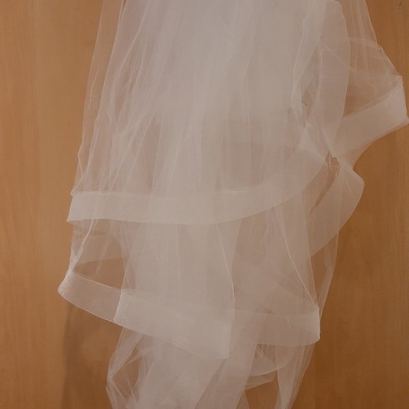 Hayley Paige Londyn Wedding Gown - Picture 2 of 3